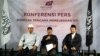Para pengurus pimpinan pusat HTI dalam sebuah konferensi pers di kantor HTI Pusat Jakarta Mei 2017. (Foto: Andylala/VOA)
