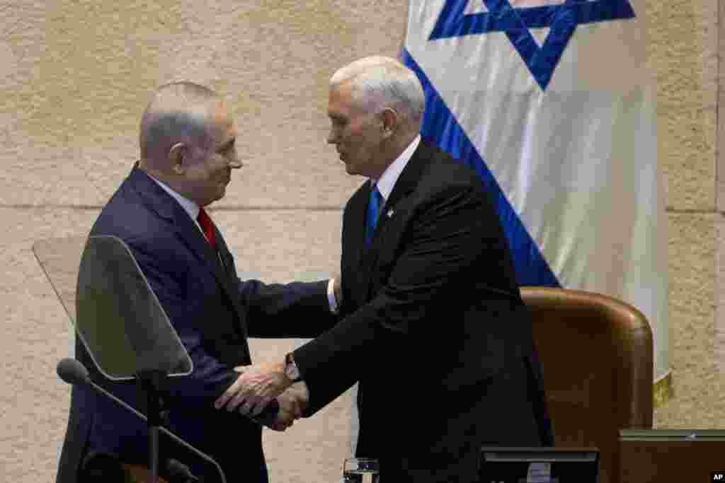 Mataimakin shugaban kasar Amurka Mike Pence a majalisar dokskin kasar Isra'ila inda ya gana da 'yan majalisar, da kuma Firayim Ministan Isra'ila Benjamin Netanyahu a Jerusalem, ranar Litinin 22 ga watan Janairu, 2018