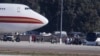 Warga AS yang dievakuasi dari Wuhan, China masuk ke dalam bus, China, setibanya di Pangkalan Udara di Riverside, California, 39 Januari 2020. 