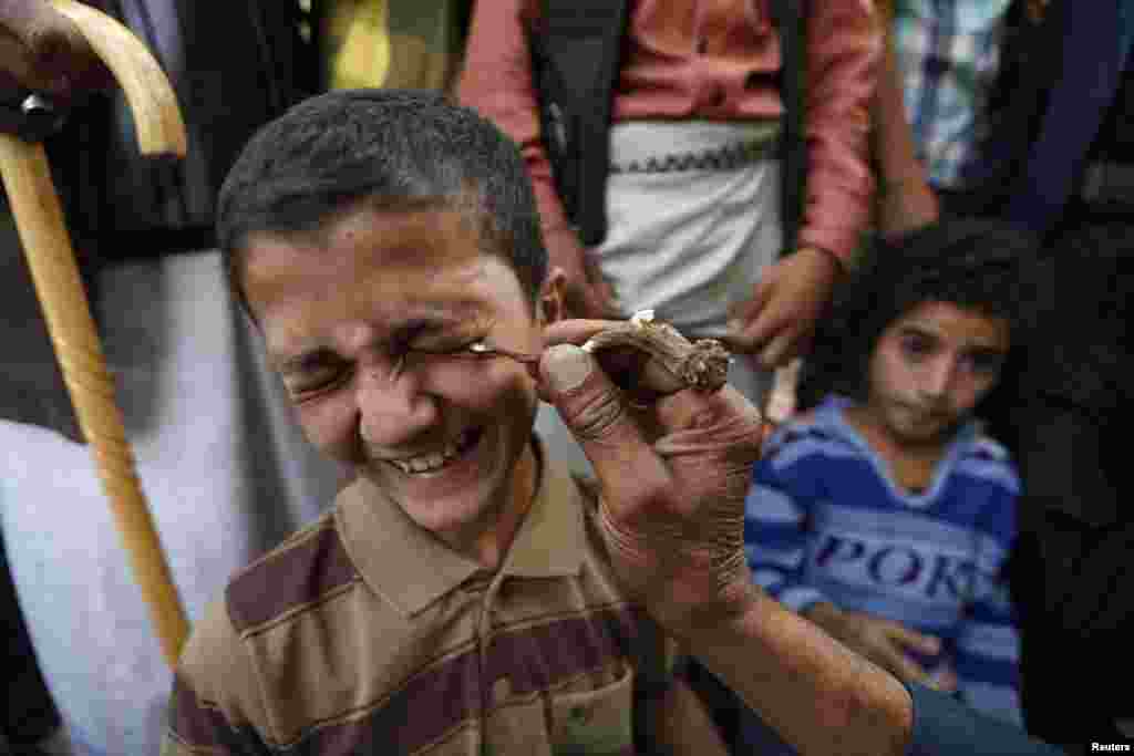 A boy has kohl, a cosmetic powder used as protection against eye ailments, applied to his eyelids at the Grand Mosque, in Sana&#39;a, Yemen, June 29, 2014.&nbsp;