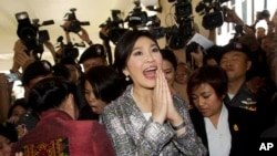 Mantan Perdana Menteri Thailand Yingluck Shinawatra (tengah) meninggalkan parlemen di Bangkok (22/1). (AP/Sakchai Lalit)