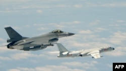 Kementerian Pertahanan Taiwan menunjukkan pesawat tempur F-16 Angkatan Udara Republik China (Taiwan) terbang bersama pembom H-6K Angkatan Udara Pembebasan Rakyat China (PLAAF), 11 Mei 2018. (Foto: AFP)