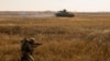 Seorang tentara Angkatan Bersenjata Ukraina ikut latihan militer di wilayah Kherson, dekat perbatasan dengan Krimea yang dicaplok Rusia, 17 November 2021. (Foto: Angkatan Bersenjata Ukraina via Reuters)