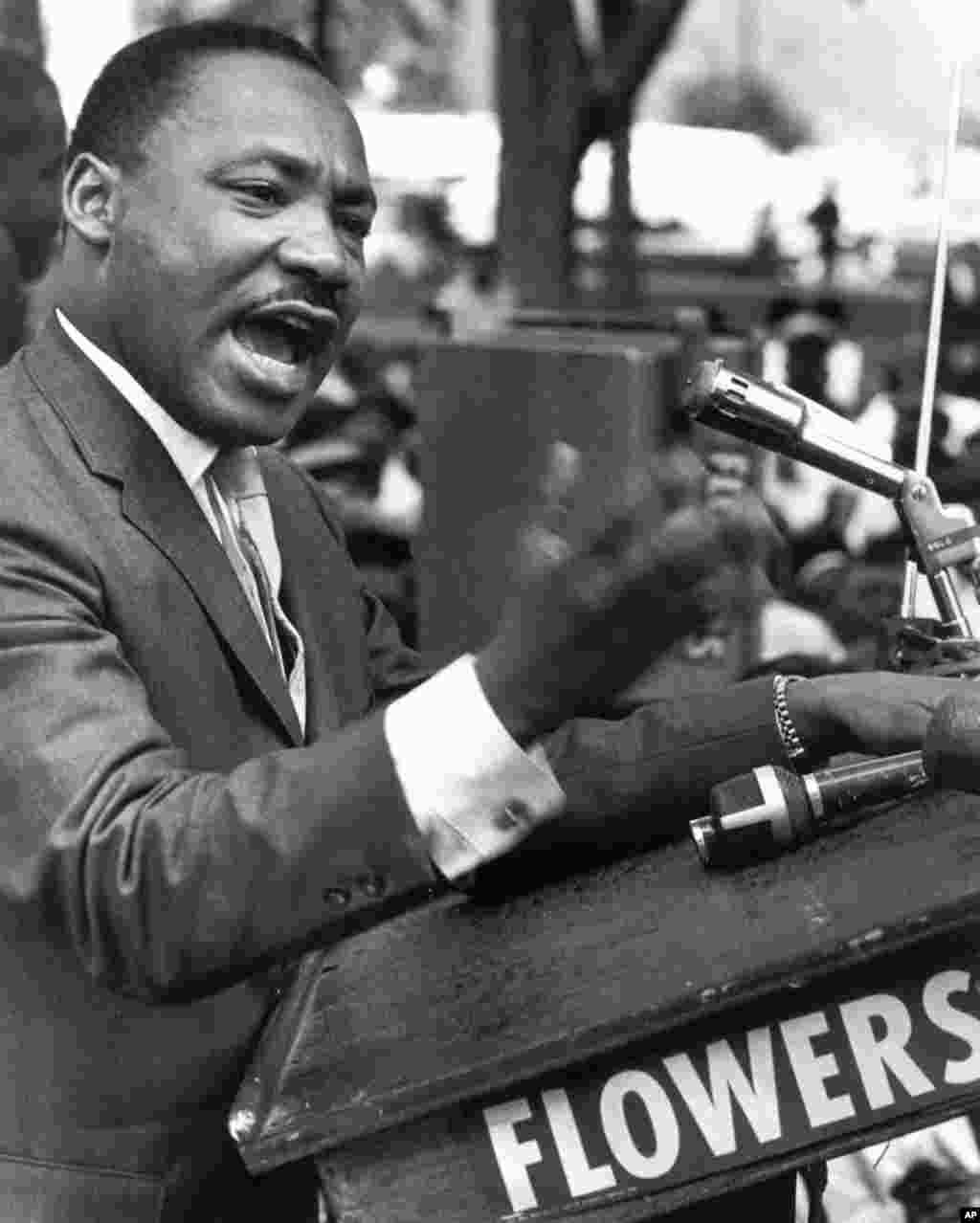 Pendeta Dr. Marthin Luther King, Jr. saat membawakan pidatonya yang terkenal "I Have a Dream."