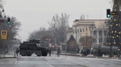Anggota layanan Kazakhtan berjaga di pos pemeriksaan menyusul protes yang dipicu oleh kenaikan harga bahan bakar di Almaty, Kazakhstan, 7 Januari 2022. (REUTERS/Mariya Gordeyeva)