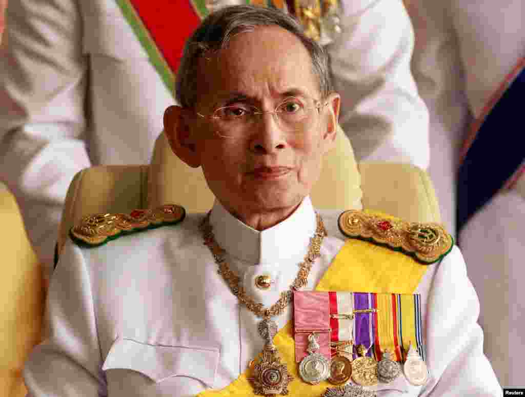 ព្រះមហាក្សត្រថៃព្រះបាទ Bhumibol Adulyadei យាងចេញពីមន្ទីរពេទ្យ Siriraj សម្រាប់ពិធីមួយនៅវិមាន Grand Palace ក្នុងក្រុងបាងកក កាលពីថ្ងៃទី០៥ ខែធ្នូ ឆ្នាំ២០១០។