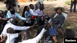 Presiden Uganda Yoweri Museveni memberikan keterangan kepada media setelah memberikan suara di salah satu TPS di Kirihura, Uganda (18/2). 