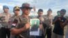 Kapolda Sulawesi Tengah Irjen Syafril Nursal (20/3) memperlihatkan foto salah seorang anggota MIT yang telah menyerahkan diri kepada aparat di Poso. (Foto: VOA/Yoanes Litha)