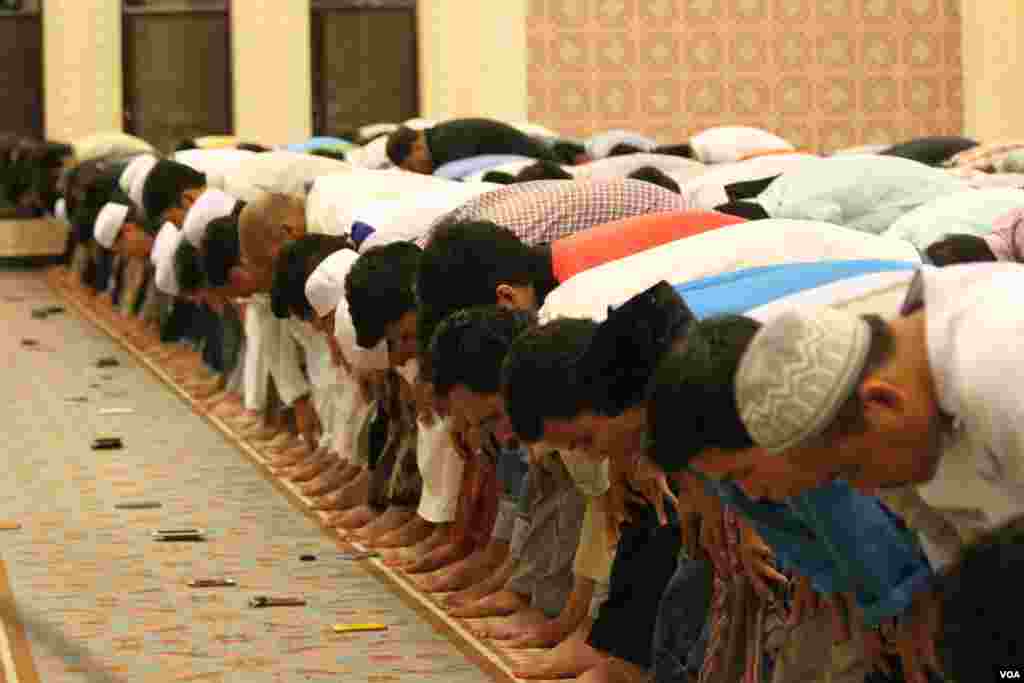 Mutane fiya da dari na salla a lokacin callar Juma'a a masalacin Al Serkal, babban masalaci dake Phnom Penh.Kasar Indonesia. 