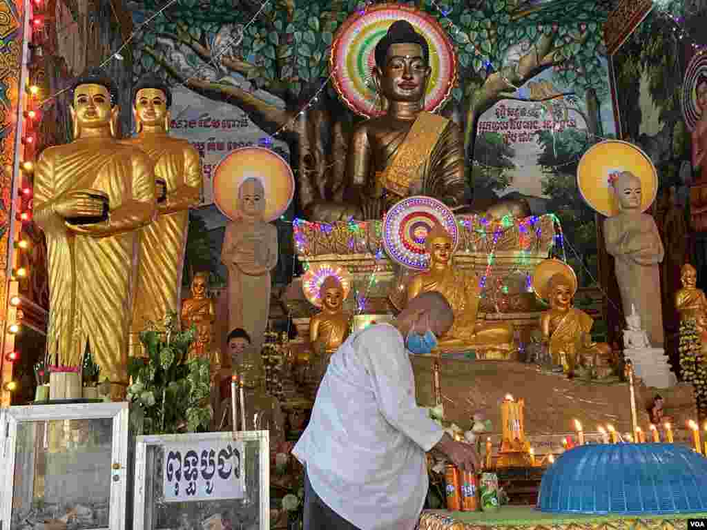 ទិដ្ឋភាពទូទៅនៃពិធីបុណ្យចូលឆ្នាំខ្មែរថ្ងៃទីមួយ ឯវត្តអារាមមួយ រាជធានីភ្នំពេញ នៅថ្ងៃទី ១៤ ខែមេសា ឆ្នាំ២០២០។ (ហ៊ាន សុជាតា/VOA)