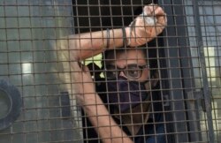 Penyiar berita televisi India Arnab Goswami duduk di dalam kendaraan polisi setelah dia dibawa ke pengadilan menyusul penangkapannya di Mumbai, India, Rabu, 4 November 2020.