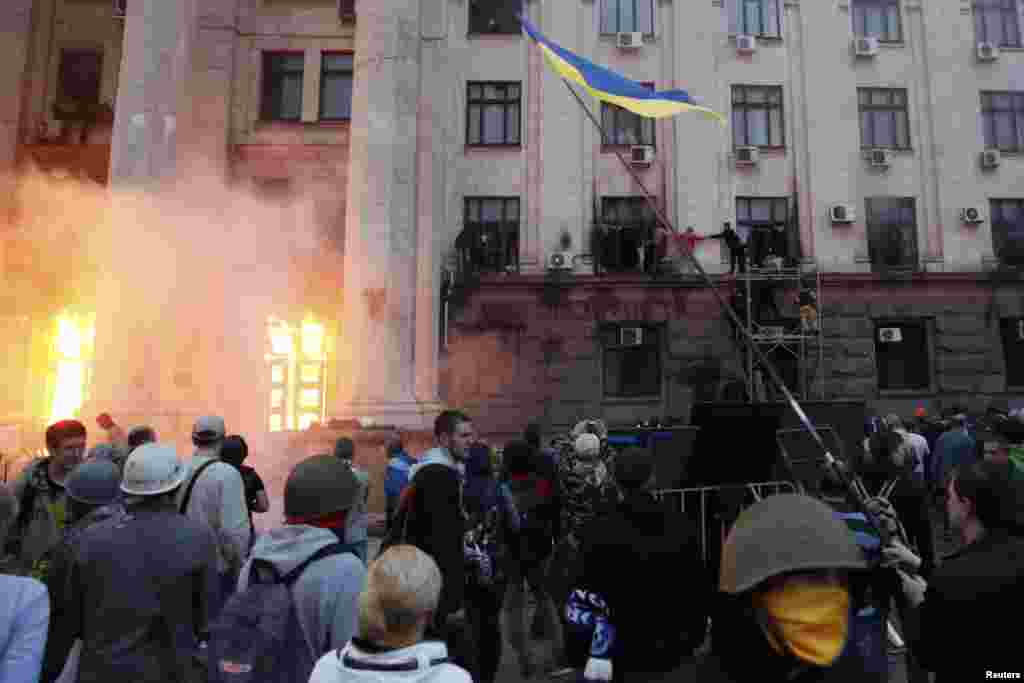 People wait to be rescued on upper levels of a trade union building in Odessa, Ukraine, May 2, 2014. 
