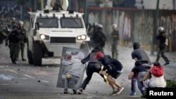 Des manifestants et des policiers s'affrontent dans les rues de Caracas, au Venezuela, le 19 avril 2017.