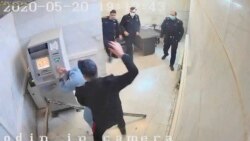 Foto yang diambil dari video ini menunjukkan seorang penjaga memukuli seorang tahanan di penjara Evin, Teheran, Iran. ( (Foto: The Justice of Ali via AP)