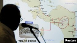Menteri Pekerjaan Umum dan Perumahan Rakyat Basuki Hadimuljono menunjukkan peta Provinsi Papua dalam konferensi pers mengenai penyerangan terhadap pekerja konstruksi di Papua, diduga oleh kelompok separatis, Selasa, 4 Desember 2018. 