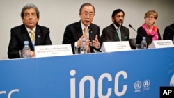 From left, Minister of State for Envionment of Peru Manuel Pulgar-Vidal, UN Sec. General Ban Ki-moon, Chairman of the IPCC Rajendra K. Pachauri and Secretary of the IPCC Renata Christ, present a report by the UN climate panel, Nov. 2. 2014, in Copenhagen.