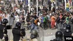 Pasukan keamanan Irak menjaga ketat demonstran anti-pemerintah agar tidak memasuki "Zona Hijau", yaitu kawasan gedung-gedung pemerintah, dalam protes di Baghdad, Jumat (25/2).