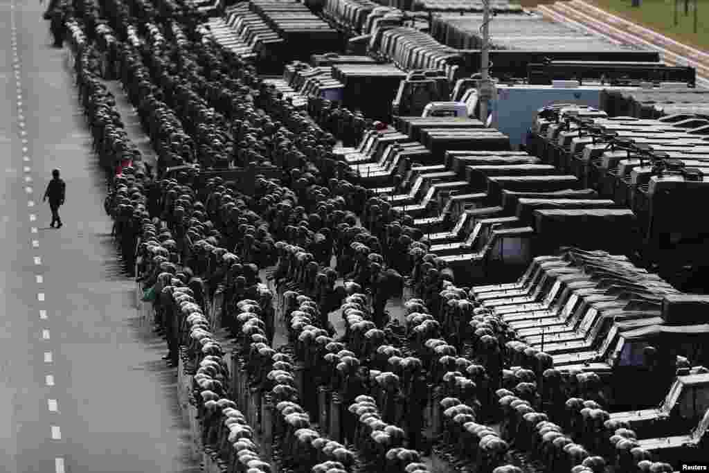 Anggota militer Brazil menghadiri presentasi di Brasilia mengenai persenjataan yang akan digunakan untuk mengamankan Piala Dunia 2014.