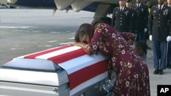 Myeshia Johnson menangis di atas peti yang membawa jenazah suaminya, Sgt. La David Johnson, di Miami, Florida, 17 Oktober 2017. David Johnson terbunuh dalam serangan di Niger. (Foto: videograb).