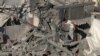 Warga Palestina berjalan di atas puing-puing bangunan yang hancur akibat pemboman Israel di kamp pengungsi Nuseirat, di Jalur Gaza tengah pada 30 Oktober 2023. (Foto: AFP)