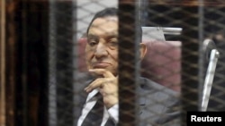 Presiden Mesir Hosni Mubarak melihat dari dalam kurungan di Akademi Kepolisian, di luar kota Kairo, Mesir (21/5).