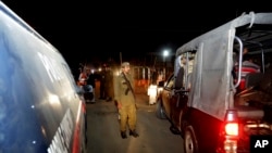 دھماکے کے بعد جائے واقعہ پر پولیس اہلکار موجود ہیں (فائل فوٹو)