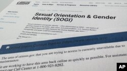 Stranica, na vrhu, sa web stranice census.gov koja je prikazana 24. januara, o seksualnoj orijentaciji i rodnom identitetu, i stranica o grešci, dolje, koja prikazuje da stranica nije dostupna, prikazane 31. januara 2025.