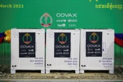 Wadah vaksin Oxford / AstraZeneca dalam upacara serah terima vaksin COVID-19 di bawah skema COVAX di Bandara Internasional Phnom Penh, Kamboja, 2 Maret 2021. (REUTERS)