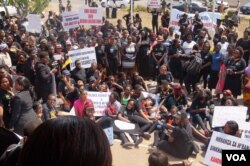 Some marchers lie on the streets of Lilongwe, symbolizing mourning for victims of domestic violence in Malawi, Sept. 14, 2017. (L. Masina/VOA)
