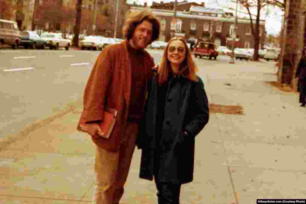 លោកស្រី Hillary បានជួបជាមួយនឹងលោក Bill Clinton នៅពេលលោកស្រីកំពុងសិក្សានៅមហាវិទ្យាល័យ Yale University។ អ្នកទាំងពីរបានចាប់ផ្តើមមានទំនាក់ទំនងសេ្នហាជាមួយគ្នានៅឆ្នាំ ១៩៧១។
