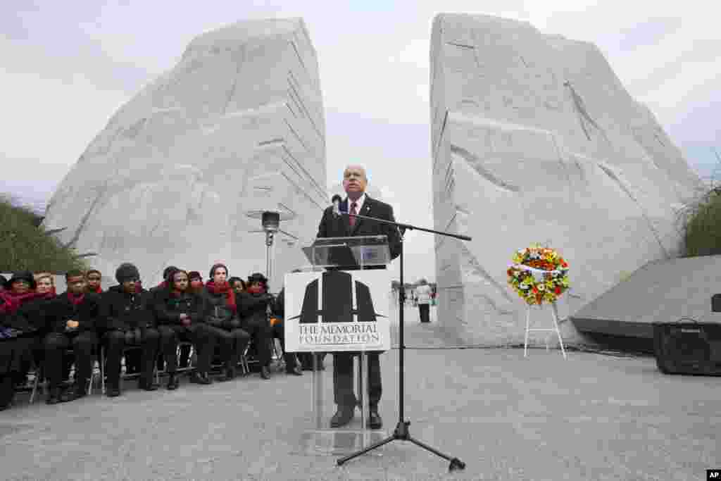 Menteri Keamanan Dalam Negeri Jeh Johnson berpidato sebelum upacara pemberian karangan bunga di Memorial Martin Luther King, Jr. dalam peringatan hari lahir pemimpin hak-hak sipil itu di Washington (19/1). ​(AP/Jacquelyn Martin)