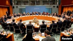 Viongozi wa ulimwengu kwenye kikao kuhusu Libya kwenye mkutano wa awali Januari 2020, mjini Berlin