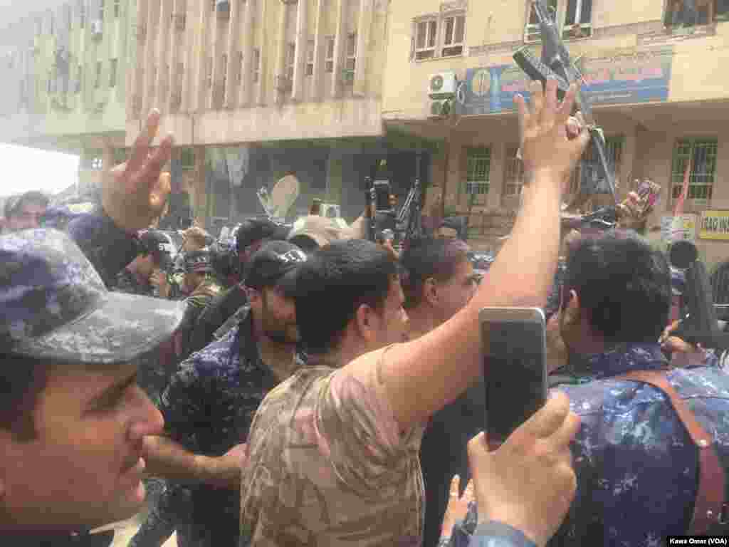سربازان عراقی با شعف و شور فراوان در کوچه های موصل پیروزی شان را جشن گرفتند
