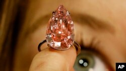 Berlian merah muda 'The Unique Pink' yang dilelang di balai lelang Sotheby's, London. (Foto: Ilustrasi)