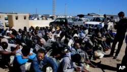 Des migrants africains secourus par des garde-côtes, Tripoli, Libye, le 11 avril 2016.
(AP Photo/Mohamed Ben Khalifa) 