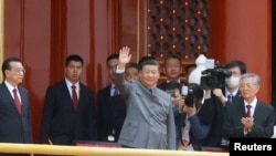 Rais wa China Xi Jinping akiwa na Waziri Mkuu Li Keqiang na Rais wa zamani Hu Jintao wakati wa kumalizika kwa maadhimisho ya miaka100 ya kuasisiwa kwa chama cha Kikomunisti katika viwanja vya Tiananmen Square, Beijing, Julai 1, 2021. 