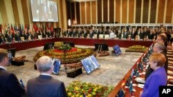 Les dirigeants européens et asiatiques observent une minute de silence pour les victimes d'une attaque meurtrière dans la ville française de Nice, avant la séance d'ouverture du sommet Asie-Europe (ASEM) à Oulan-Bator, en Mongolie, 15 juillet 2016. (Damir Sagolj / Pool photo via AP)