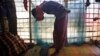 Seorang pria Rohingya memperagakan cara para tentara mengikat tangan puluhan pria dengan tali dan menutup mata mereka dengan selendang yang diambil dari para perempuan Rohingya, ketika para tentara membantai warga desa Maung Nu, tempat dia tinggal, di negara bagian Rakhine, di Myanmar. 27 November 2017.