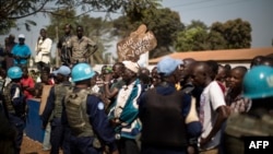 Des habitants du PK5 à Bangui manifestant devant la MINUSCA, Centrafrique. (Photo AFP / MARCO LONGARI) 