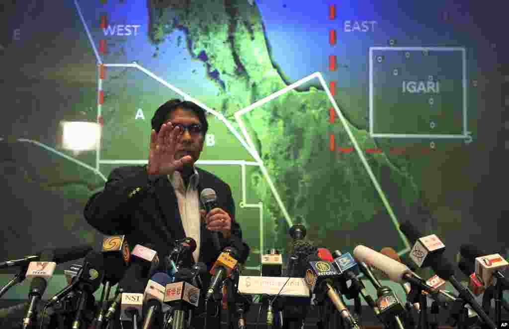 Malaysia&#39;s Department of Civil Aviation&#39;s Director General Azharuddin Abdul Rahman briefs reporters at a press conference on search and recovery efforts within existing and new areas for the missing Malaysia Airlines plane,Sepang, Malaysia, March 10, 2014. 