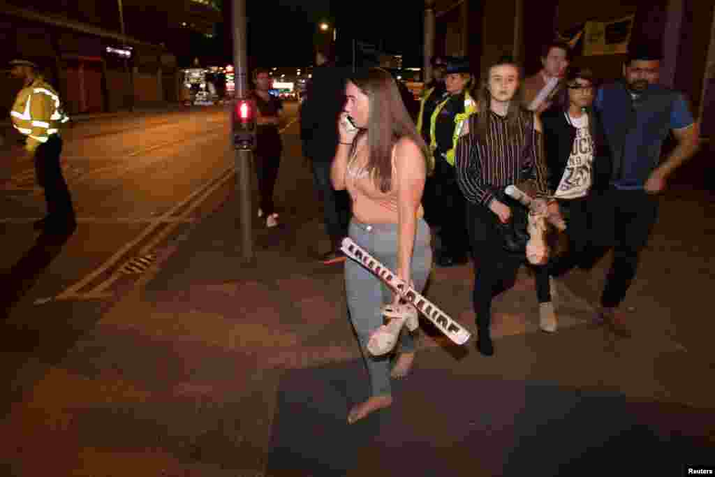 Wandanda suka halarta a taron shakatawa sun bada rayyukansu akan wanan harin ta'addanci a Manchester a arewacin England dake Britaniya, ranar Talata 23 ga watan Mayu shekarar 2017. 