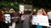 Des partisans du candidat à la présidentielle Nabil Karoui demandent sa libération, devant le tribunal de Tunis, en Tunisie, le 3 septembre 2019.