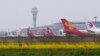 Pesawat-pesawat milik maskapai penerbangan China diparkir di bandara Shanghai, karena pengurangan jumlah penerbangan di tengah pandemi Covid-19.