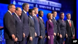 Sepuluh orang kandidat capres AS dari partai Republik berpose di pinging saat akan menggelar debat di Boulder, Colorado, 28 Oktober 2015 (Foto: dok). Dari kiri: John Kasich, Mike Huckabee, Jeb Bush, Marco Rubio, Donald Trump, Ben Carson, Carly Fiorina, Ted Cruz, Chris Christie dan Rand Paul.