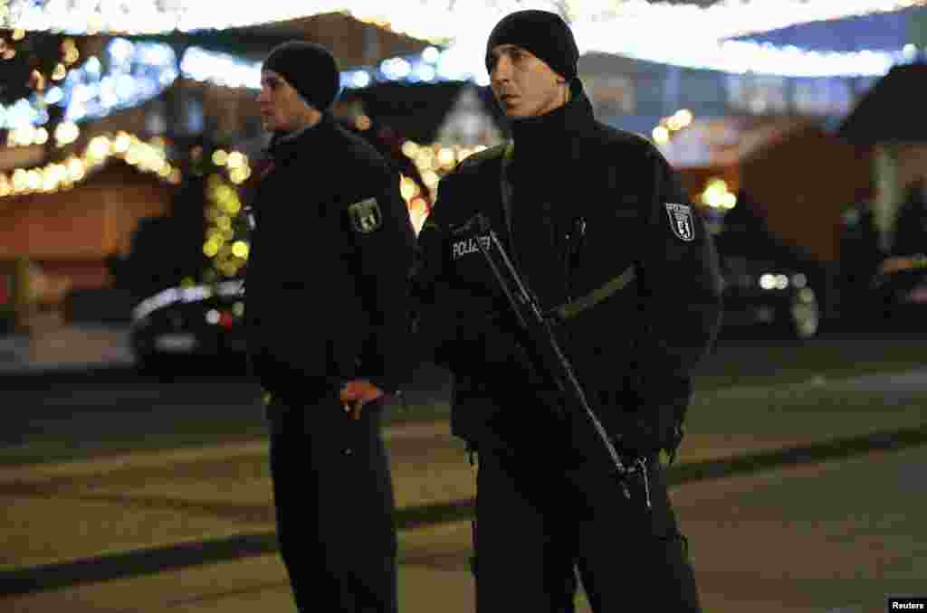 Des policiers allemands armés patrouillent au marché de noël à l’ouest de Berlin, Allemagne, 19 décembre 2016