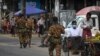 Para tentara Myanmar berjalan di pusat kota Yangon mencari para pengunjuk rasa yang berpartisipasi dalam demonstrasi menentang kudeta militer pada 6 Mei 2021. (Foto: AFP/STR)