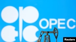 석유수출국기구(OPEC) 로고와 석유굴착기 모형.