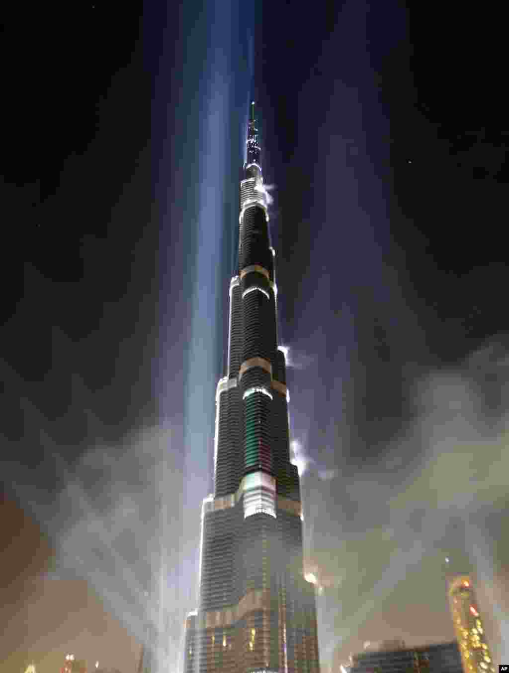 Burj Khalifa di Dubai, Uni Emirat Arab, adalah gedung tertinggi di dunia dengan ketinggian 828,14 meter. 