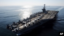 Foto yang diambil pada 12 November 2011 ini menunjukkan kapal induk Angkatan Laut AS, USS John C. Stennis (CVN 74) transit di Selat Hormuz. (Foto: dok.)