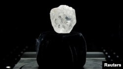 Berlian 1109 karat “Lesedi La Rona” diperagakan oleh Balai Lelang Sotheby. New York, AS. (REUTERS/Lucas Jackson)